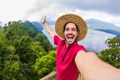 Gekke knappe mens die een selfie op een toneellandschap nemen royalty-vrije stock afbeeldingen Gekke knappe mens die een selfie op een toneellandschap nemen royalty-vrije stock afbeeldingen
