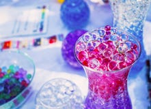 Gekleurde ballen van absorberend hydrogel in een glasvaas royalty-vrije stock afbeeldingen Gekleurde ballen van absorberend hydrogel in een glasvaas royalty-vrije stock afbeeldingen