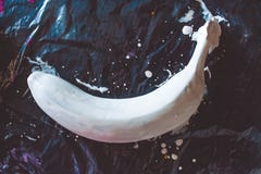 Gekleurde bananen op een monophonic achtergrond Wit en Roze stock afbeelding Gekleurde bananen op een monophonic achtergrond Wit en Roze stock afbeelding