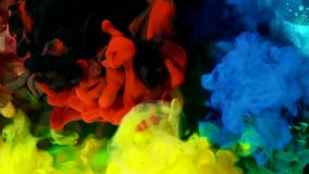 Gekleurde die vloeistoffen in vloeistof samen worden gemengd die tot het kleurrijke abstracte schilderen leiden stock foto's Gekleurde die vloeistoffen in vloeistof samen worden gemengd die tot het kleurrijke abstracte schilderen leiden stock foto's