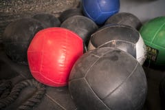 Gekleurde geneeskrachtige die gymnastiekballen in een hoek worden gestapeld stock afbeelding Gekleurde geneeskrachtige die gymnastiekballen in een hoek worden gestapeld stock afbeelding