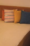 Gekleurde hoofdkussens en met patroon in een strook van hoofdkussens op bed Binnenland van moderne slaapkamer met comfortabel bed stock foto's Gekleurde hoofdkussens en met patroon in een strook van hoofdkussens op bed Binnenland van moderne slaapkamer met comfortabel bed stock foto's
