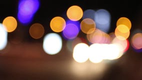 Gekleurde lichten van het bewegen van auto's bij donkere nachtstad uit nadruk stock videobeelden Gekleurde lichten van het bewegen van auto's bij donkere nachtstad uit nadruk stock videobeelden