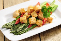 Nahrung: Gekochter Spargel und marinierter Tofu stockfoto Nahrung: Gekochter Spargel und marinierter Tofu stockfoto