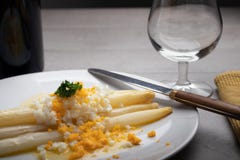 Gekochter wei?er Spargel mit Butter und gekochten Eiern lizenzfreie stockfotos Gekochter wei?er Spargel mit Butter und gekochten Eiern lizenzfreie stockfotos