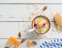 Gekookt havermoutpaphavermeel in een kom op houten witte achtergrond Ingrediënten voor het koken royalty-vrije stock foto Gekookt havermoutpaphavermeel in een kom op houten witte achtergrond Ingrediënten voor het koken royalty-vrije stock foto