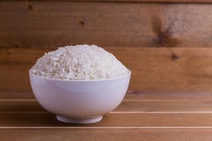 Gekookte rijst in witte kom Stock Afbeelding Gekookte rijst in witte kom Stock Afbeelding