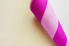 Gekrulde document hoek geweven met roze gestreepte kant stock foto's Gekrulde document hoek geweven met roze gestreepte kant stock foto's