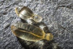 Gel kapsuły na kamiennym tle fotografia stock Gel kapsuły na kamiennym tle fotografia stock