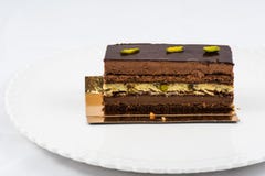 Gelaagde chocolade en pistachecake royalty-vrije stock fotografie Gelaagde chocolade en pistachecake royalty-vrije stock fotografie