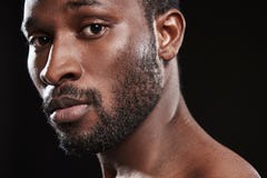 Gelaatsuitdrukking van een glimlachende afro Amerikaanse mens tegen zwarte achtergrond stock foto Gelaatsuitdrukking van een glimlachende afro Amerikaanse mens tegen zwarte achtergrond stock foto