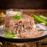 Gelatine con la carne, áspide de la carne de vaca, plato ruso tradicional, porción fotografía de archivo Gelatine con la carne, áspide de la carne de vaca, plato ruso tradicional, porción fotografía de archivo