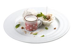 Gelato della menta con le mandorle immagini stock libere da diritti Gelato della menta con le mandorle immagini stock libere da diritti