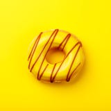 Gelb glasig-glänzender Banane Donut Stockfotos Gelb glasig-glänzender Banane Donut Stockfotos