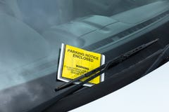 Gelbe parkende Durchführungskarte festgehalten an Autowindfang stockbilder Gelbe parkende Durchführungskarte festgehalten an Autowindfang stockbilder