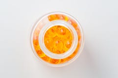 Gelbe Pillentablette auf einem weißen Hintergrund lizenzfreie stockfotos Gelbe Pillentablette auf einem weißen Hintergrund lizenzfreie stockfotos