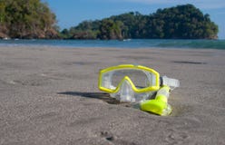 Gelbe Sturzflug-Schablone auf Strand stockfotos Gelbe Sturzflug-Schablone auf Strand stockfotos