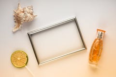 Gelber Hintergrund mit Rahmen für Foto, Muschel und Parfüm mit leerem Raum lizenzfreies stockfoto Gelber Hintergrund mit Rahmen für Foto, Muschel und Parfüm mit leerem Raum lizenzfreies stockfoto