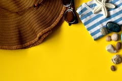 Gelber Hintergrund mit Strandzusätzen, Hut, Sonnenbrille, Hemd lizenzfreie stockfotografie Gelber Hintergrund mit Strandzusätzen, Hut, Sonnenbrille, Hemd lizenzfreie stockfotografie