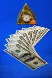 Geld ist ein Symbol des Reichtums Die Uhr ist ein Symbol der Zeit und der ewigen Bewegung, erinnernd von der Vergangenheit und vo stockbilder Geld ist ein Symbol des Reichtums Die Uhr ist ein Symbol der Zeit und der ewigen Bewegung, erinnernd von der Vergangenheit und vo stockbilder
