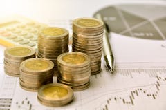 geldmuntstukken met millimeterpapier en calculator, financiën en de groei stock foto geldmuntstukken met millimeterpapier en calculator, financiën en de groei stock foto