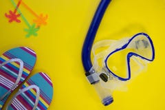 Gele achtergrond met het duiken masker stock afbeelding Gele achtergrond met het duiken masker stock afbeelding