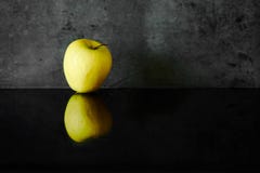 Gele appel met bezinning stock afbeeldingen Gele appel met bezinning stock afbeeldingen