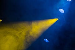Gele en blauwe lichte stralen van de schijnwerper door theatrale rook Verlichtingsmateriaal op het stadium stock afbeeldingen Gele en blauwe lichte stralen van de schijnwerper door theatrale rook Verlichtingsmateriaal op het stadium stock afbeeldingen