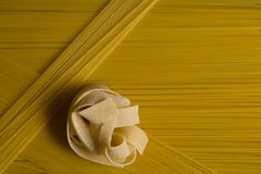 Gele lange spaghetti De ongekookte achtergrond van de deegwarentextuur stock afbeelding Gele lange spaghetti De ongekookte achtergrond van de deegwarentextuur stock afbeelding