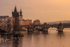 Gele zonsondergang over de Vltava-Rivier royalty-vrije stock afbeeldingen Gele zonsondergang over de Vltava-Rivier royalty-vrije stock afbeeldingen