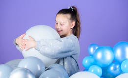 Geluk positieve emoties Het hebben van pret De partij van het ballonsthema Meisjesspel met luchtballons De partij van de verjaard royalty-vrije stock foto Geluk positieve emoties Het hebben van pret De partij van het ballonsthema Meisjesspel met luchtballons De partij van de verjaard royalty-vrije stock foto