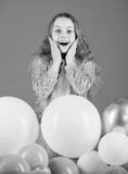 Geluk positieve emoties Het hebben van pret De partij van het ballonsthema Meisjesspel met luchtballons De partij van de verjaard stock fotografie Geluk positieve emoties Het hebben van pret De partij van het ballonsthema Meisjesspel met luchtballons De partij van de verjaard stock fotografie