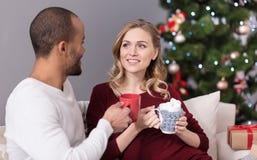 Gelukkig aardig paar die thee hebben stock foto's Gelukkig aardig paar die thee hebben stock foto's