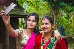 Gelukkig Aziatisch meisje die selfie met Smartphone nemen stock fotografie Gelukkig Aziatisch meisje die selfie met Smartphone nemen stock fotografie