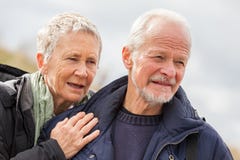 Gelukkig bejaard hoger paar die op strand lopen stock fotografie Gelukkig bejaard hoger paar die op strand lopen stock fotografie