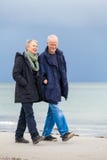 Gelukkig bejaard hoger paar die op strand lopen royalty-vrije stock foto Gelukkig bejaard hoger paar die op strand lopen royalty-vrije stock foto