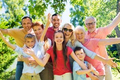 Gelukkig familieportret in de zomertuin stock afbeeldingen Gelukkig familieportret in de zomertuin stock afbeeldingen