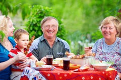 Gelukkig familieportret op kleurrijke picknick, in openlucht royalty-vrije stock fotografie Gelukkig familieportret op kleurrijke picknick, in openlucht royalty-vrije stock fotografie