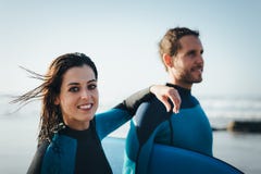 Gelukkig gezond bodyboardpaar stock fotografie Gelukkig gezond bodyboardpaar stock fotografie