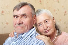 Gelukkig glimlachend hoger paar die samen thuis omhelzen royalty-vrije stock foto Gelukkig glimlachend hoger paar die samen thuis omhelzen royalty-vrije stock foto