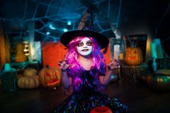 Gelukkig Halloween Het een weinig mooie meisje in een heksenkostuum viert met pompoenen royalty-vrije stock foto's Gelukkig Halloween Het een weinig mooie meisje in een heksenkostuum viert met pompoenen royalty-vrije stock foto's