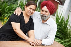 Gelukkig Indisch volwassen mensenpaar royalty-vrije stock afbeelding Gelukkig Indisch volwassen mensenpaar royalty-vrije stock afbeelding
