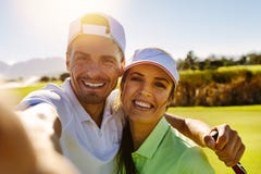 Gelukkig jong paar die selfie bij golfcursus nemen stock foto Gelukkig jong paar die selfie bij golfcursus nemen stock foto