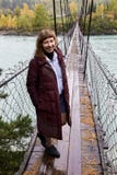 Gelukkig meisje Brug over rivier Het landschap van de berg royalty-vrije stock afbeeldingen Gelukkig meisje Brug over rivier Het landschap van de berg royalty-vrije stock afbeeldingen