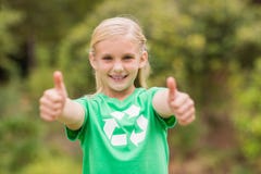 Gelukkig meisje in groen met omhoog duimen Stock Afbeelding Gelukkig meisje in groen met omhoog duimen Stock Afbeelding