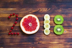 Gelukkig nieuw jaar 2018 gemaakt van fruit en bessen op houten achtergrond stock fotografie Gelukkig nieuw jaar 2018 gemaakt van fruit en bessen op houten achtergrond stock fotografie