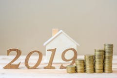 2019 Gelukkig Nieuwjaar met gouden muntstukkenstapel en houten aantal op lijst zaken, investering die, pensionering planning, fin stock foto 2019 Gelukkig Nieuwjaar met gouden muntstukkenstapel en houten aantal op lijst zaken, investering die, pensionering planning, fin stock foto