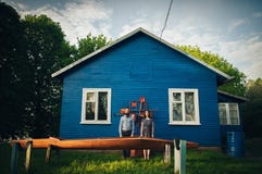 Gelukkig paar die in liefde dichtbij huis genieten van stock fotografie Gelukkig paar die in liefde dichtbij huis genieten van stock fotografie