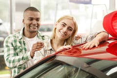 Gelukkig paar die nieuwe auto kopen samen bij het handel drijven royalty-vrije stock foto Gelukkig paar die nieuwe auto kopen samen bij het handel drijven royalty-vrije stock foto