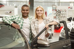 Gelukkig paar die nieuwe auto kopen samen bij het handel drijven stock afbeelding Gelukkig paar die nieuwe auto kopen samen bij het handel drijven stock afbeelding